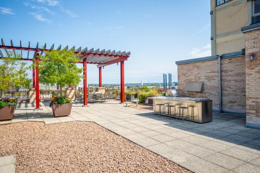 The rooftop deck has breathtaking Mississippi River and city views, an outdoor kitchen, and lounge seating.
