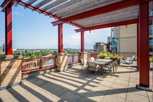 The rooftop deck has breathtaking Mississippi River and city views, an outdoor kitchen, and lounge seating.