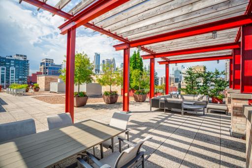 The rooftop deck has breathtaking Mississippi River and city views, an outdoor kitchen, and lounge seating.