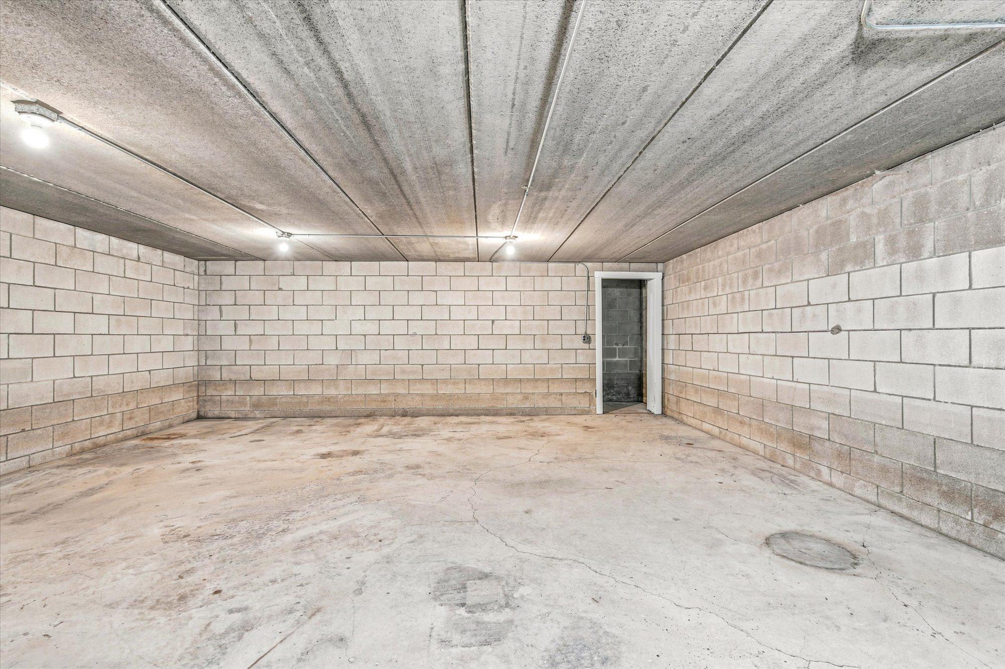 Bonus room under garage, 2 exits