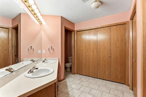 22-web-or-mls-7050-Robinwood-Trail-23.jpg