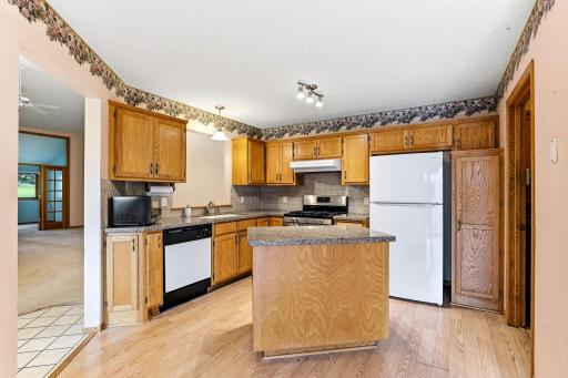13-web-or-mls-7050-Robinwood-Trail-14.jpg