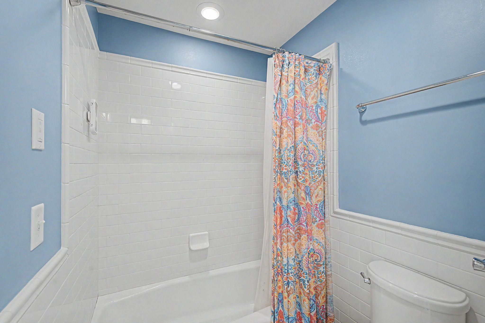 Upper Level Full Bath Room | 15471 Dogwood St NW