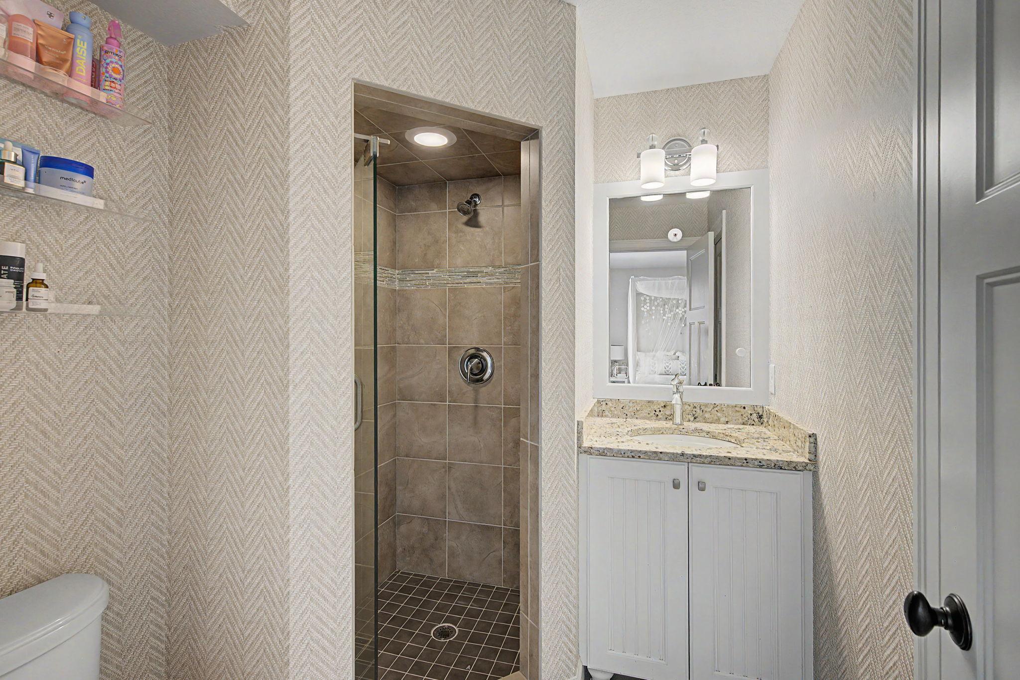 Upper Level Bathroom | 15471 Dogwood St NW
