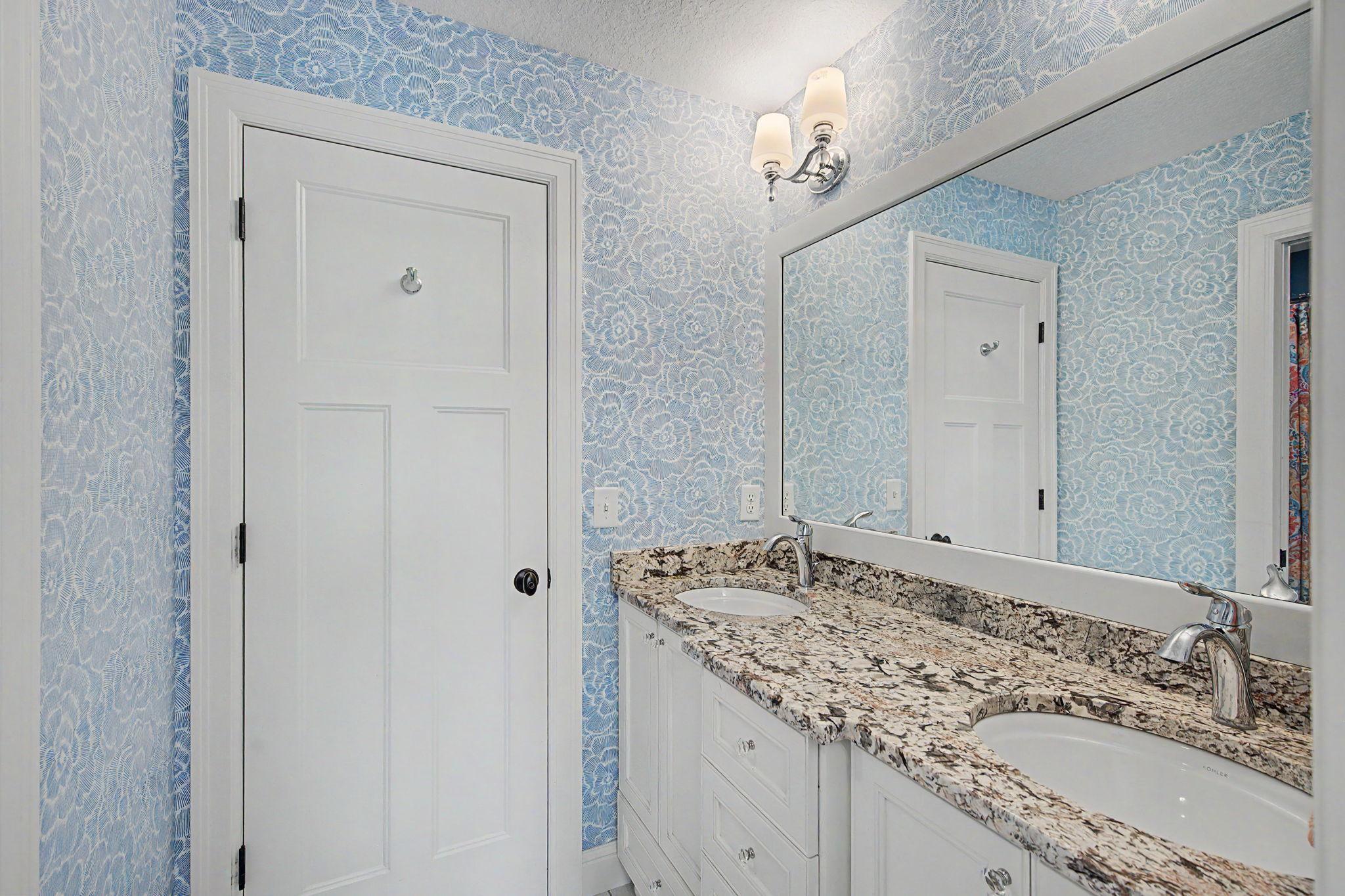 Upper Level Bath Room | 15471 Dogwood St NW