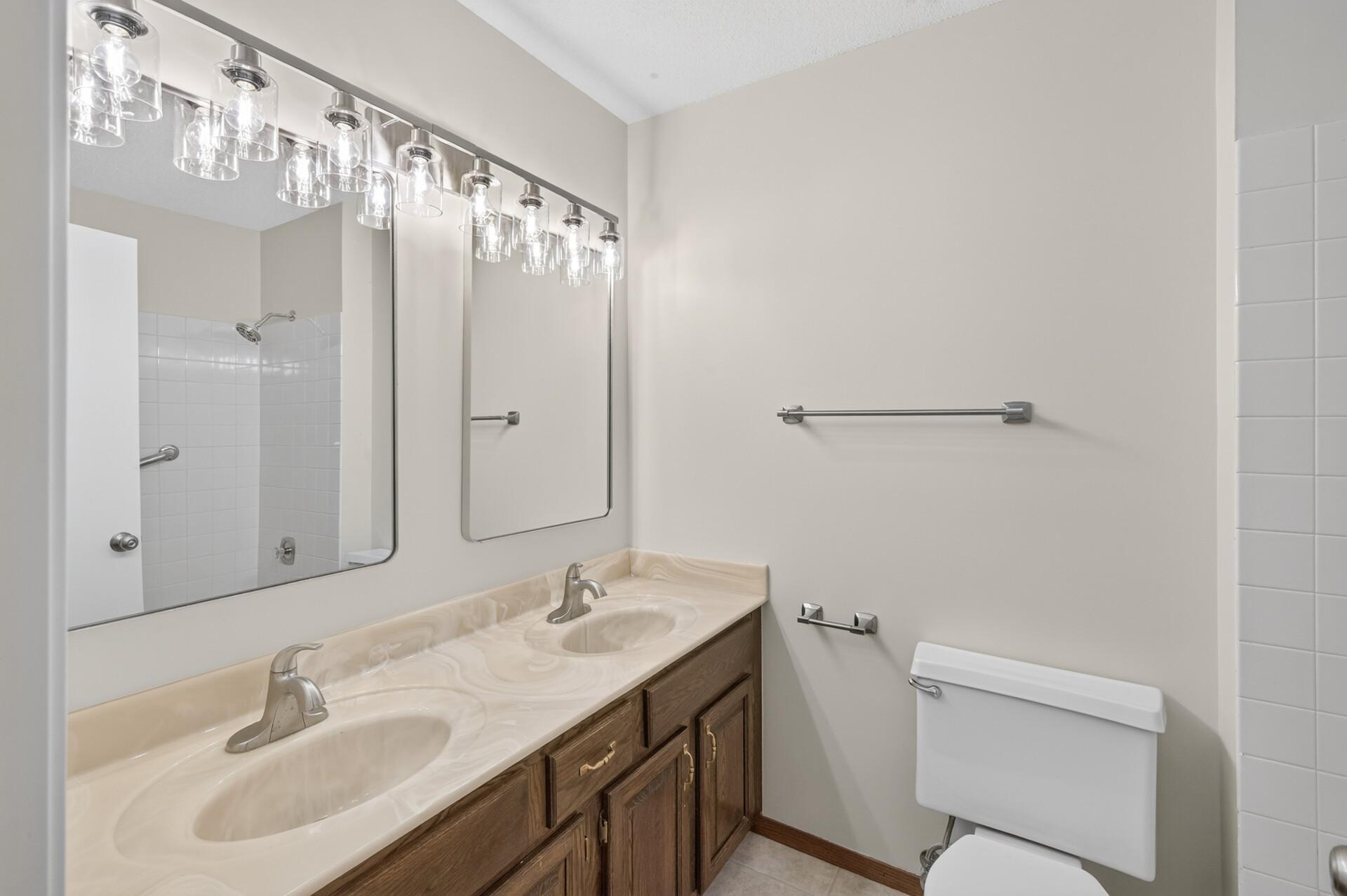 Main Bath in Hallway