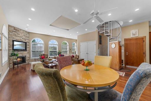 Dining room/living room