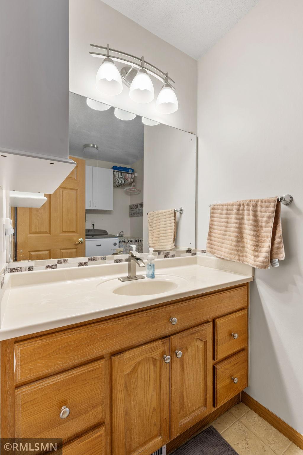 35-web-or-mls-1106 Owens St N-35.jpg