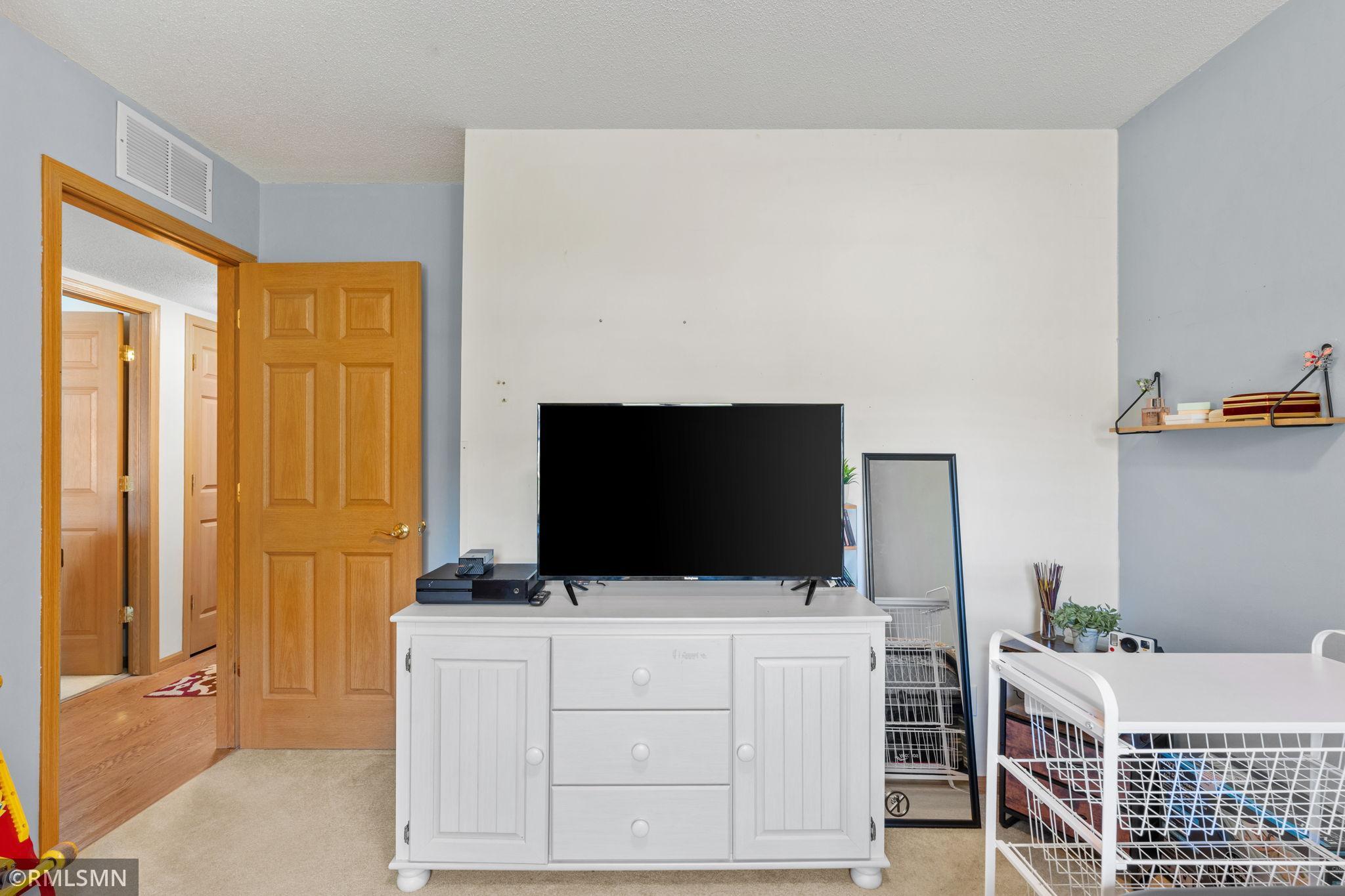 30-web-or-mls-1106 Owens St N-30.jpg