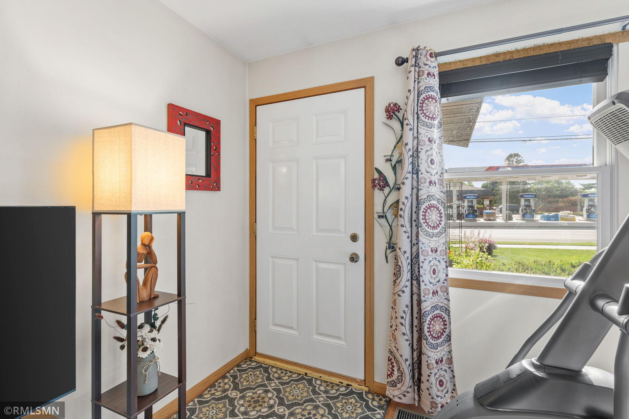 16-web-or-mls-1106 Owens St N-16.jpg