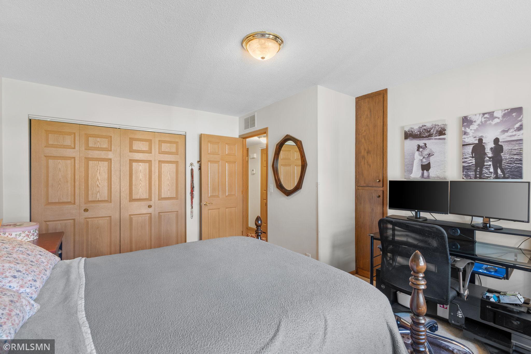 33-web-or-mls-1106 Owens St N-33.jpg
