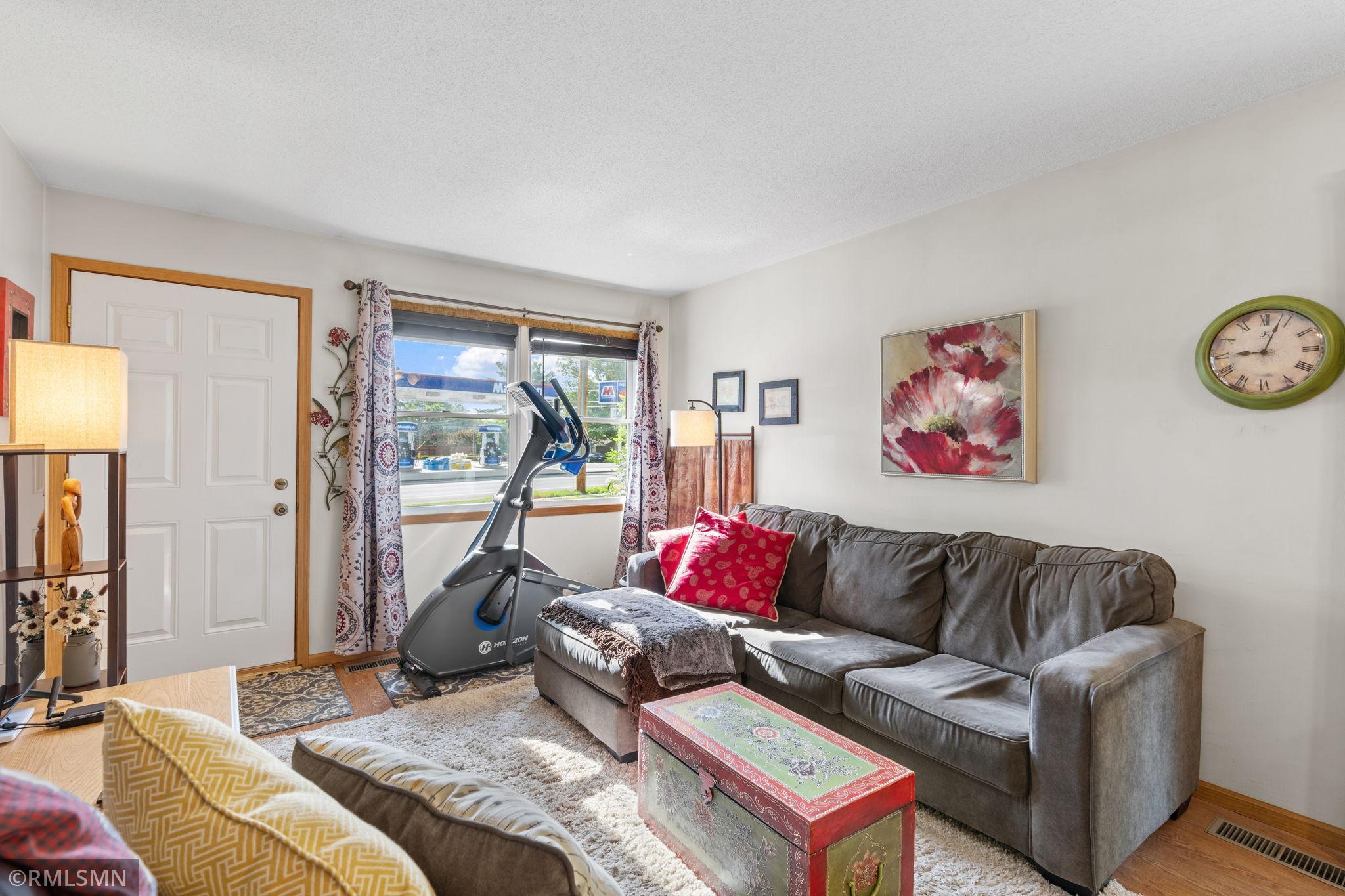 19-web-or-mls-1106 Owens St N-19.jpg