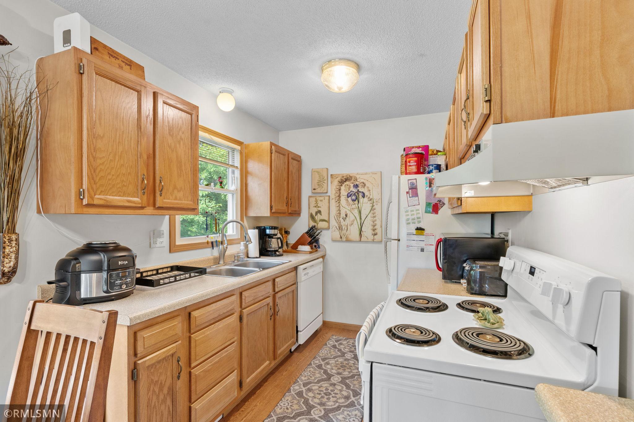 23-web-or-mls-1106 Owens St N-23.jpg