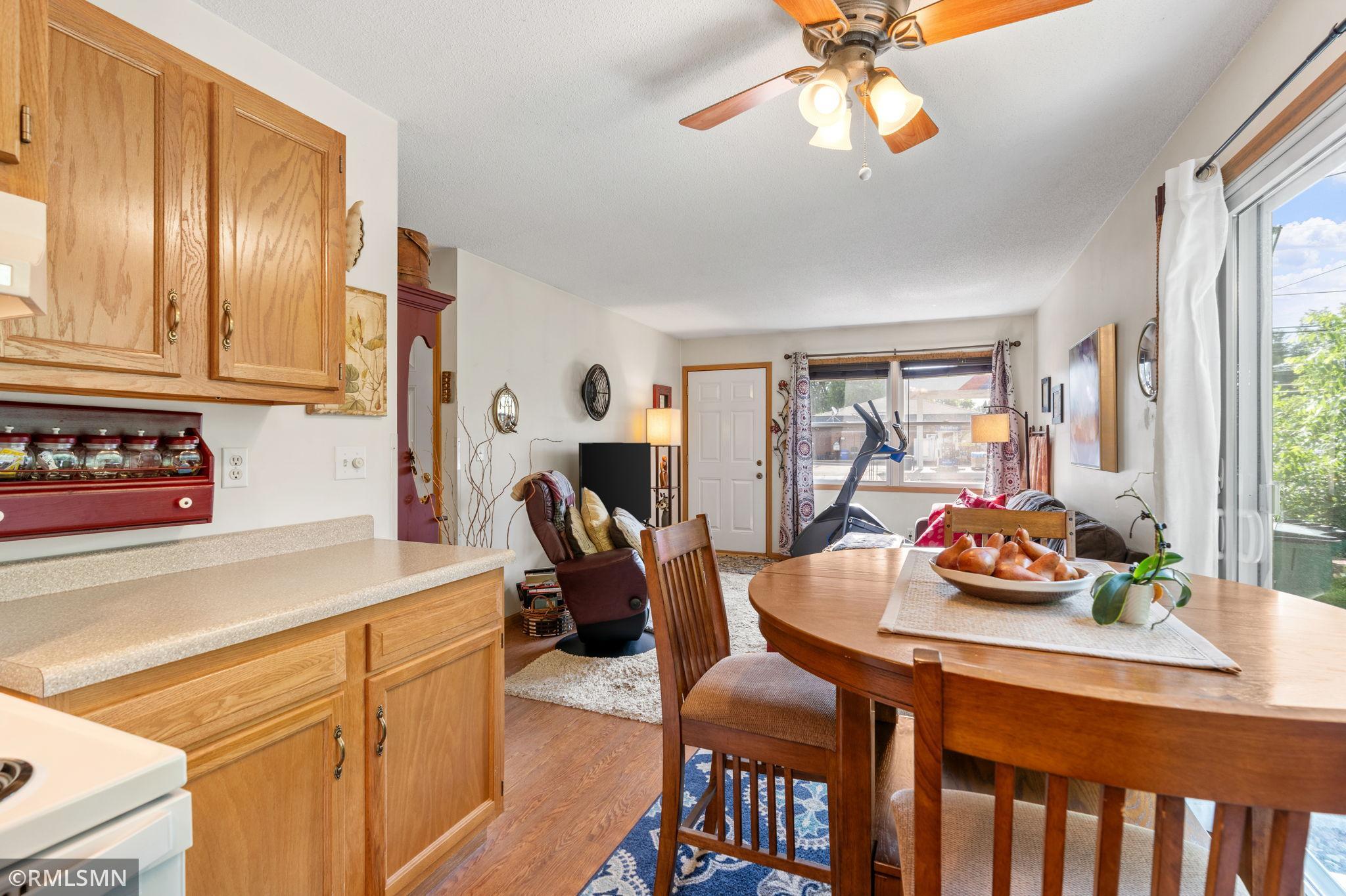 22-web-or-mls-1106 Owens St N-22.jpg