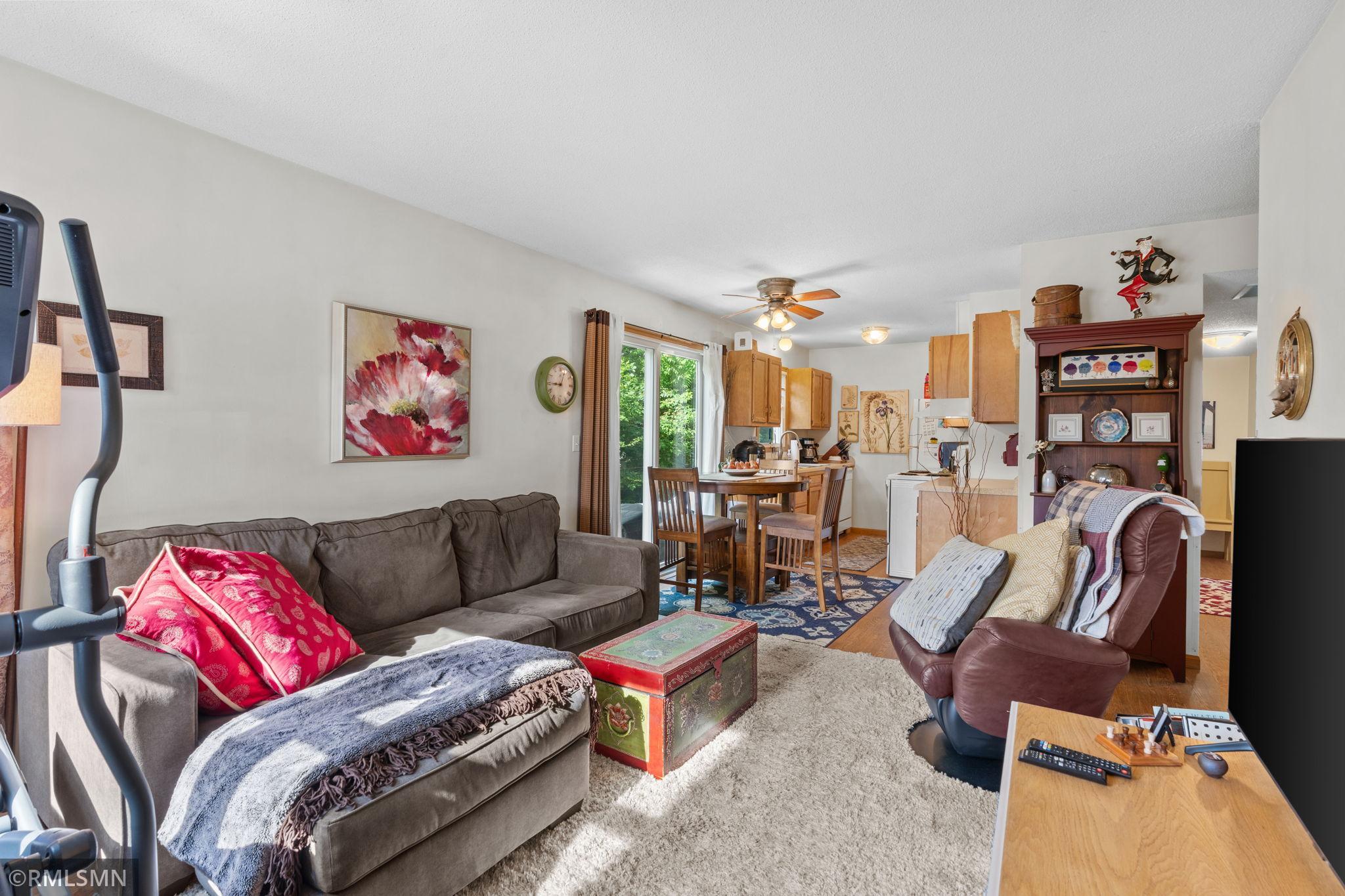 17-web-or-mls-1106 Owens St N-17.jpg