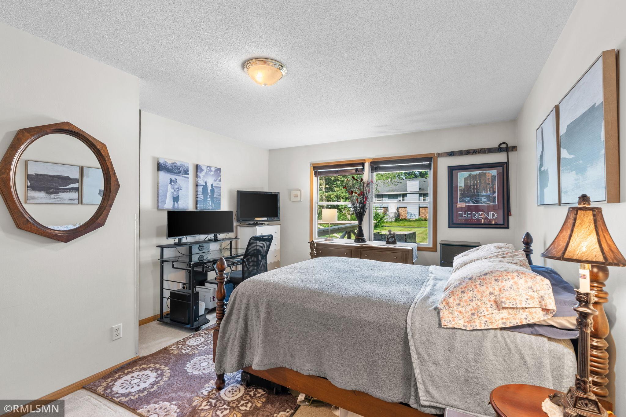 31-web-or-mls-1106 Owens St N-31.jpg