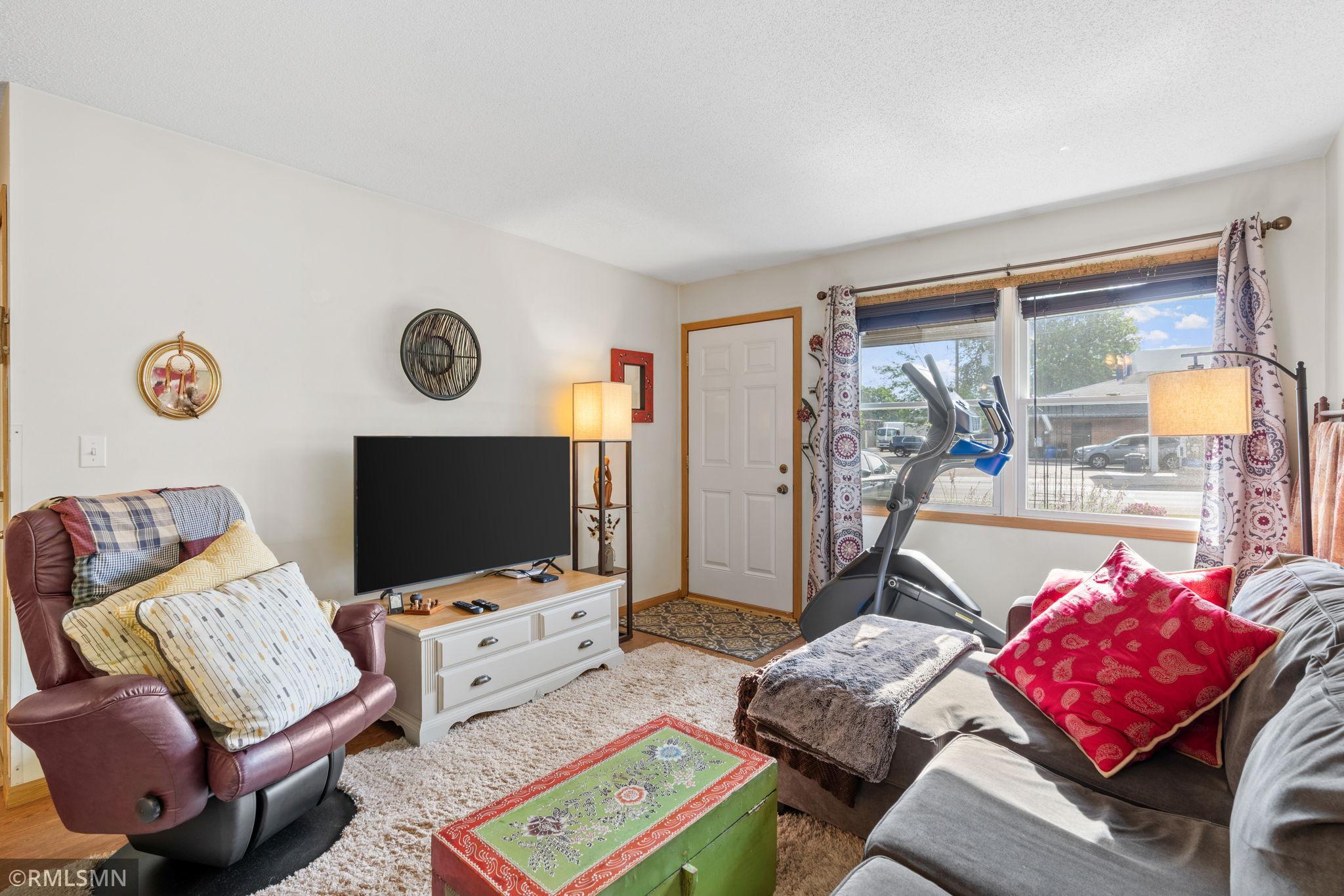 18-web-or-mls-1106 Owens St N-18.jpg