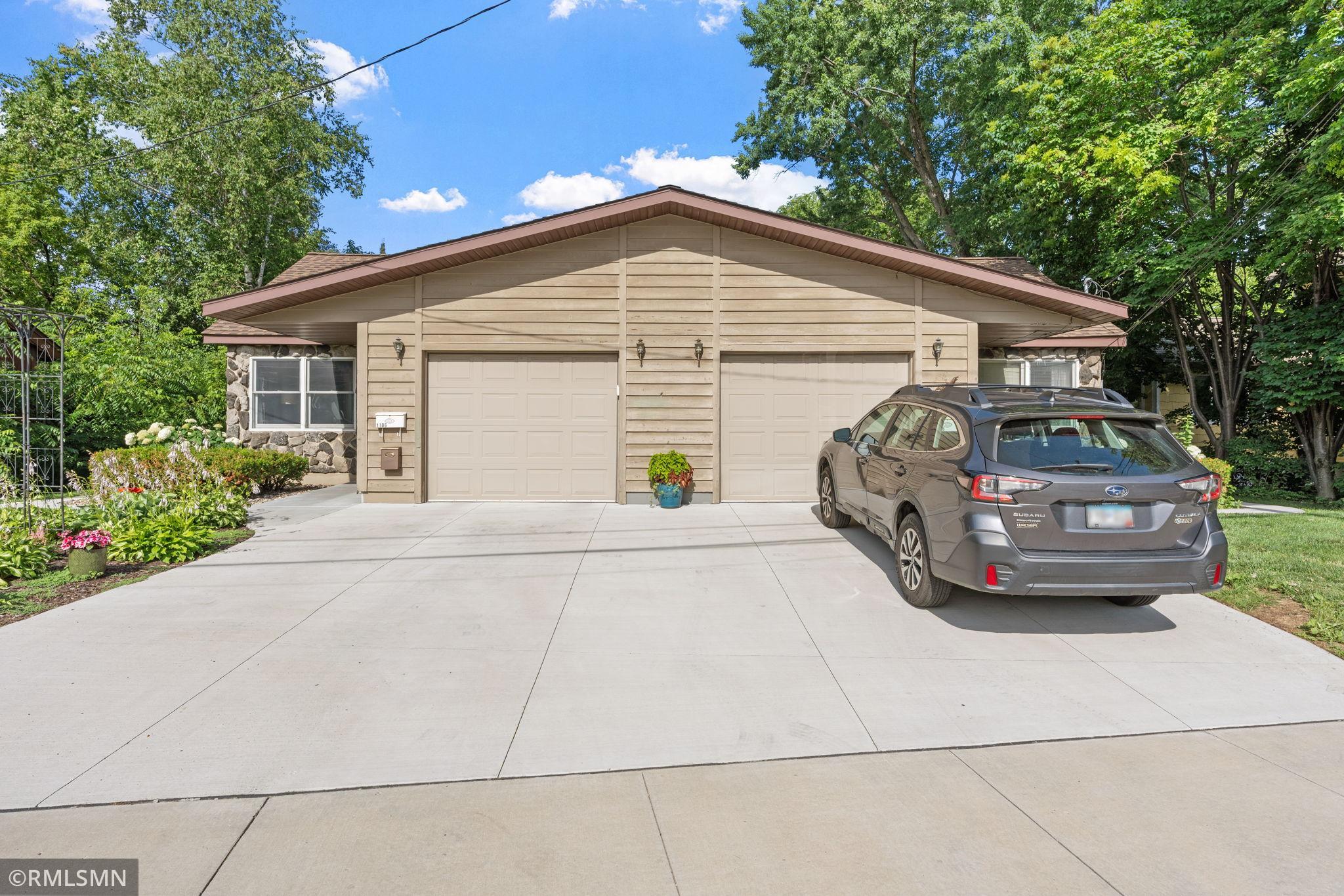 3-web-or-mls-1106 Owens St N-3.jpg