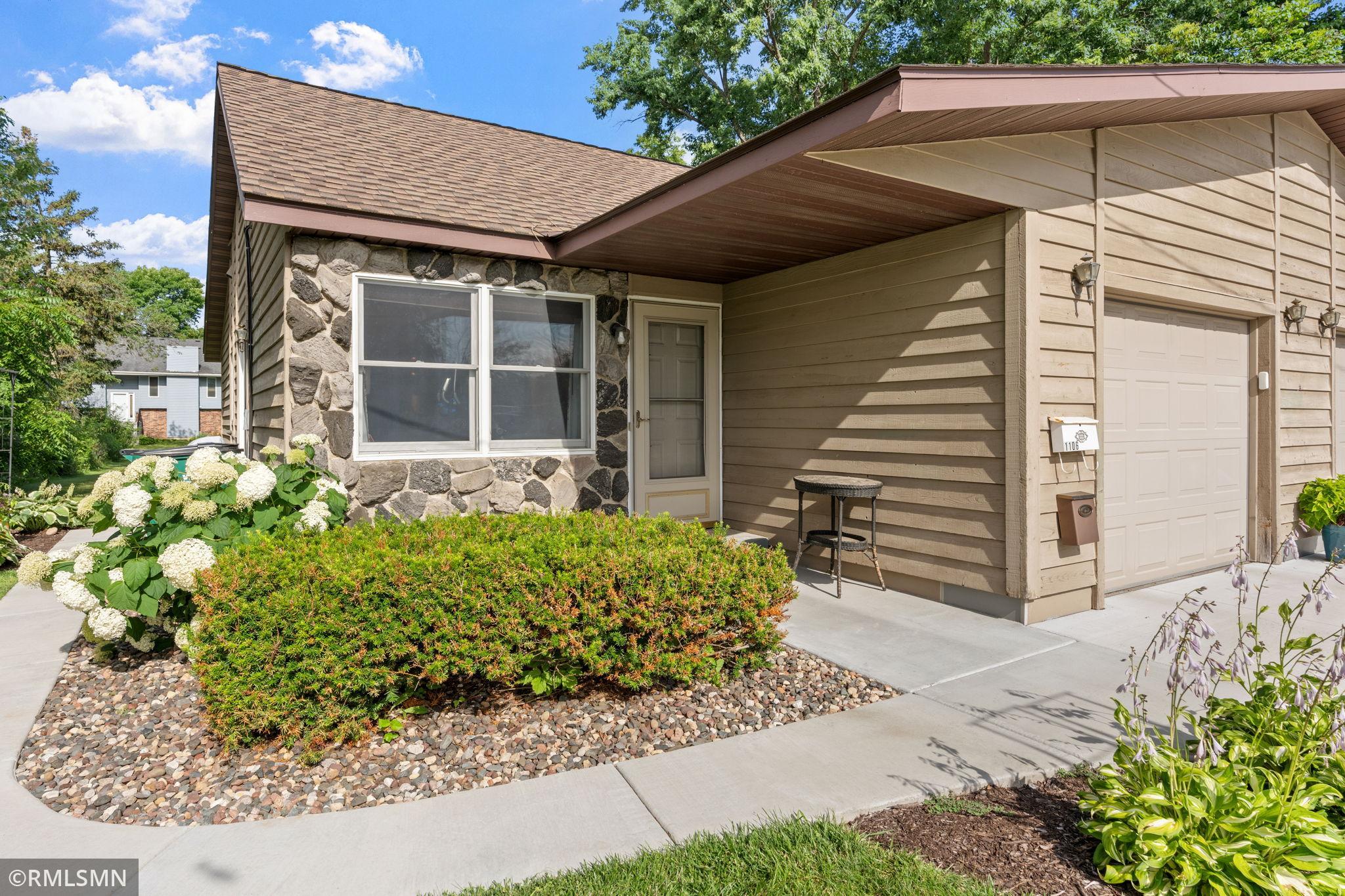 2-web-or-mls-1106 Owens St N-2.jpg
