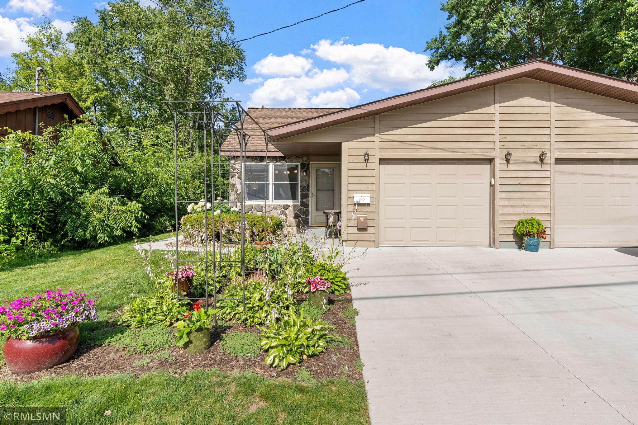 4-web-or-mls-1106 Owens St N-4.jpg