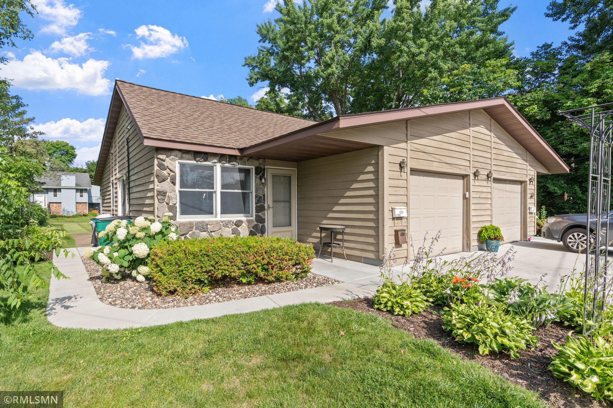 1-web-or-mls-1106 Owens St N-1.jpg