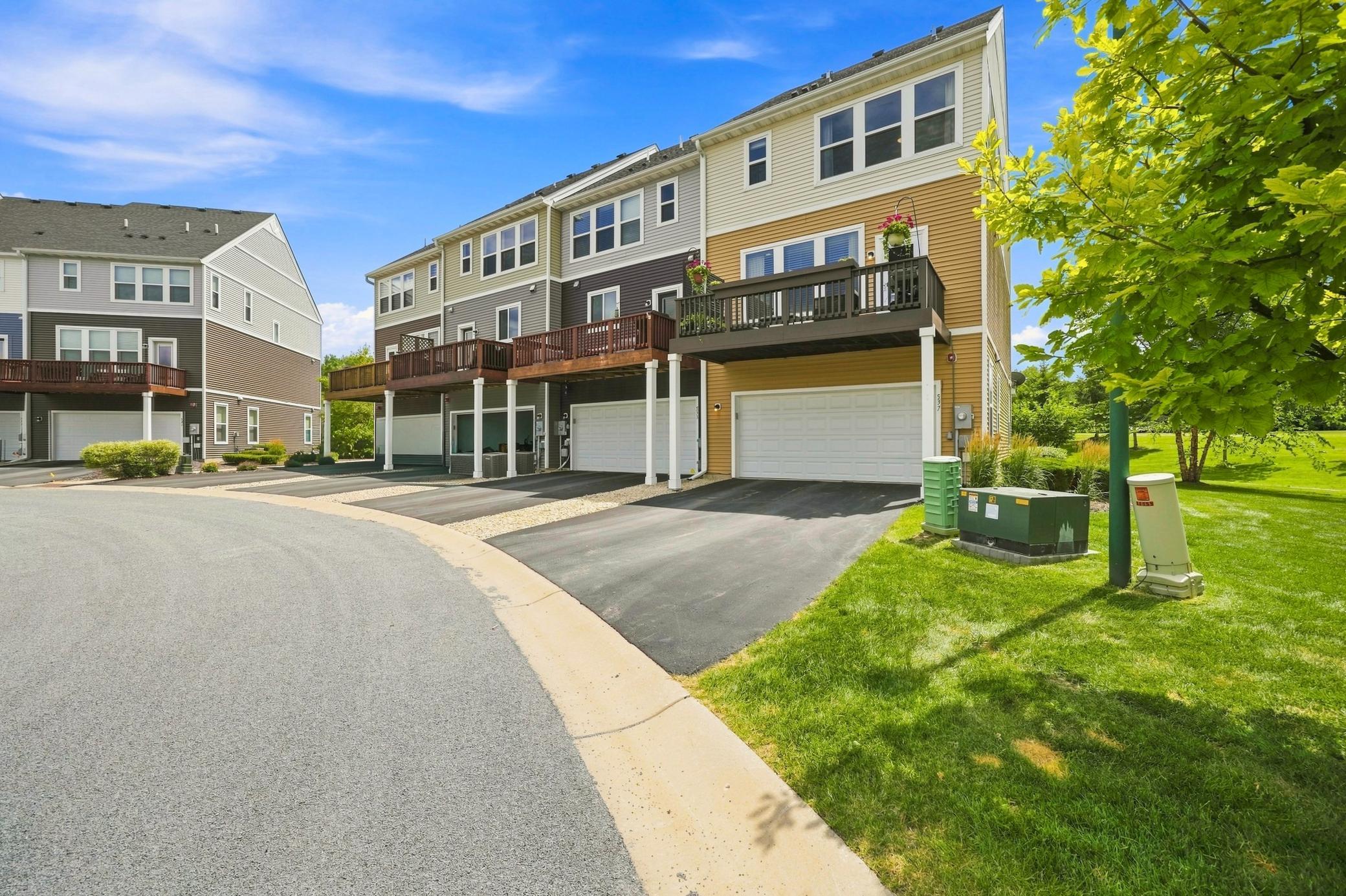 Located next to McKnight Park, short walk to Jonathan Elementary and miles of scenic walking/biking trails make this the perfect location for just about anyone!