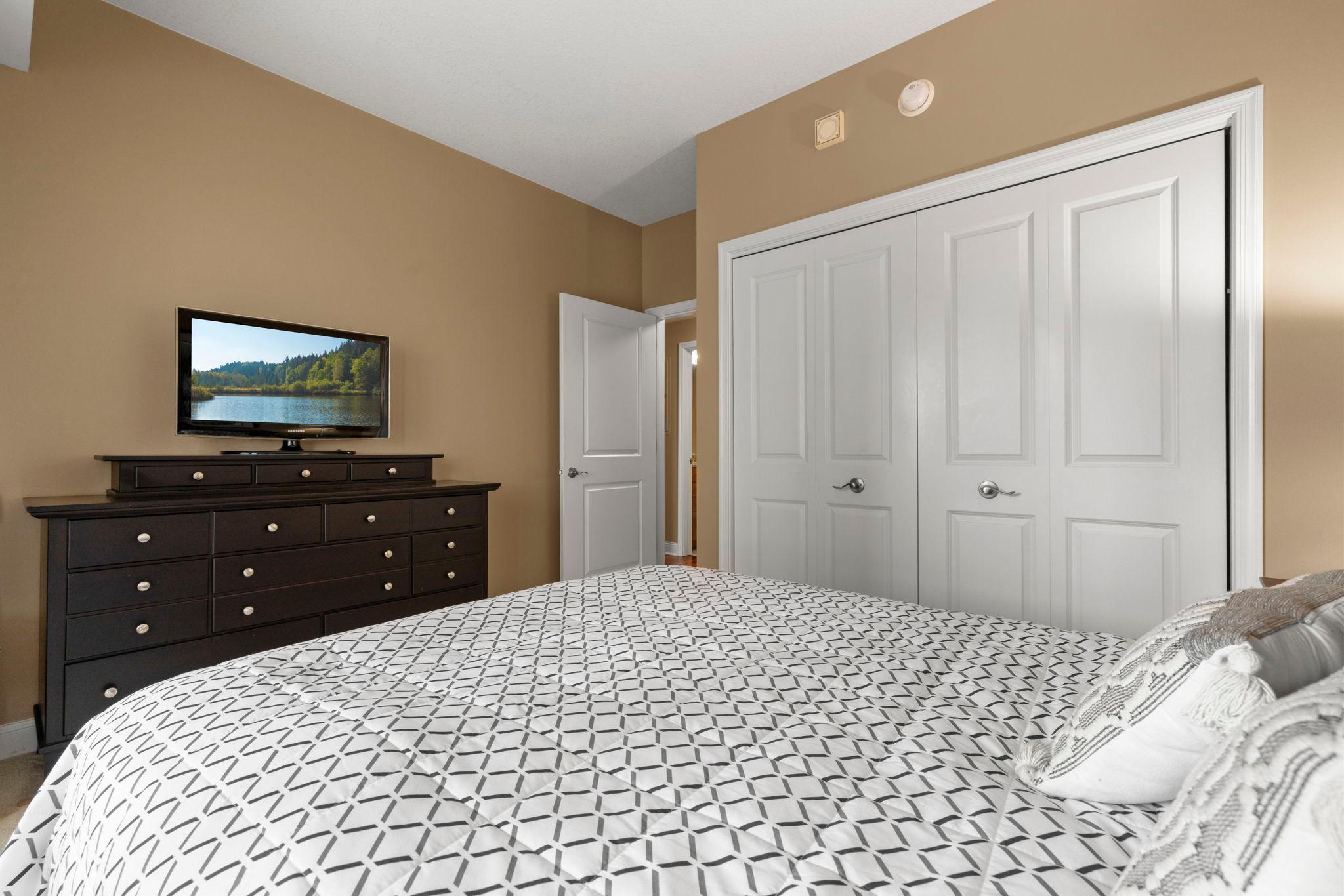 17-web-or-mls-100 3rd Ave S 705-30.jpg