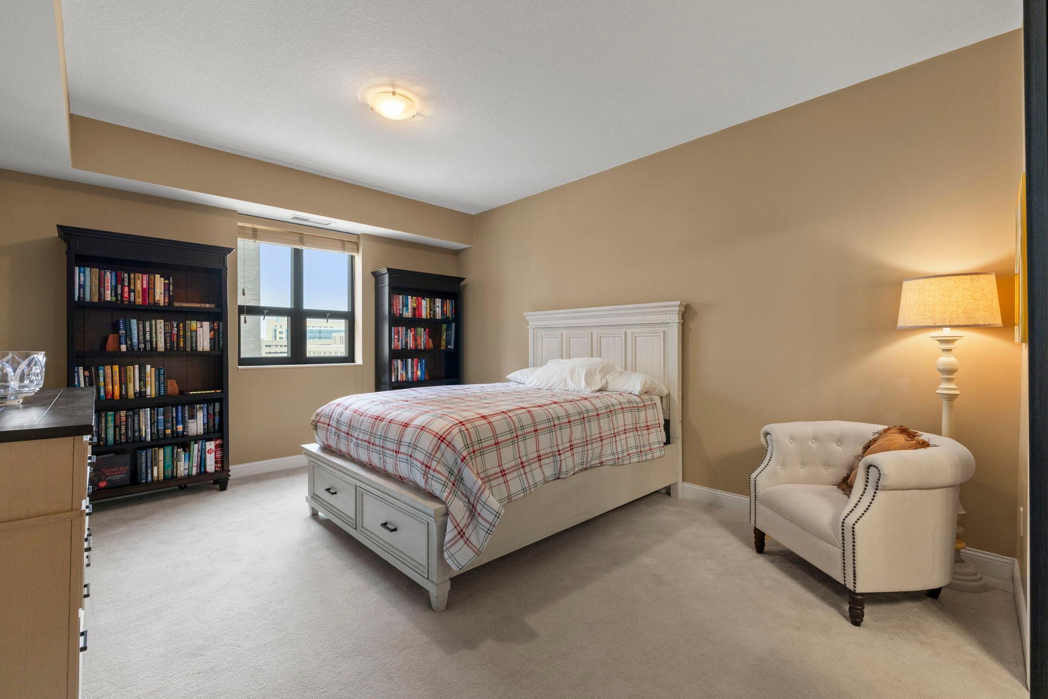 19-web-or-mls-100 3rd Ave S 705-36.jpg
