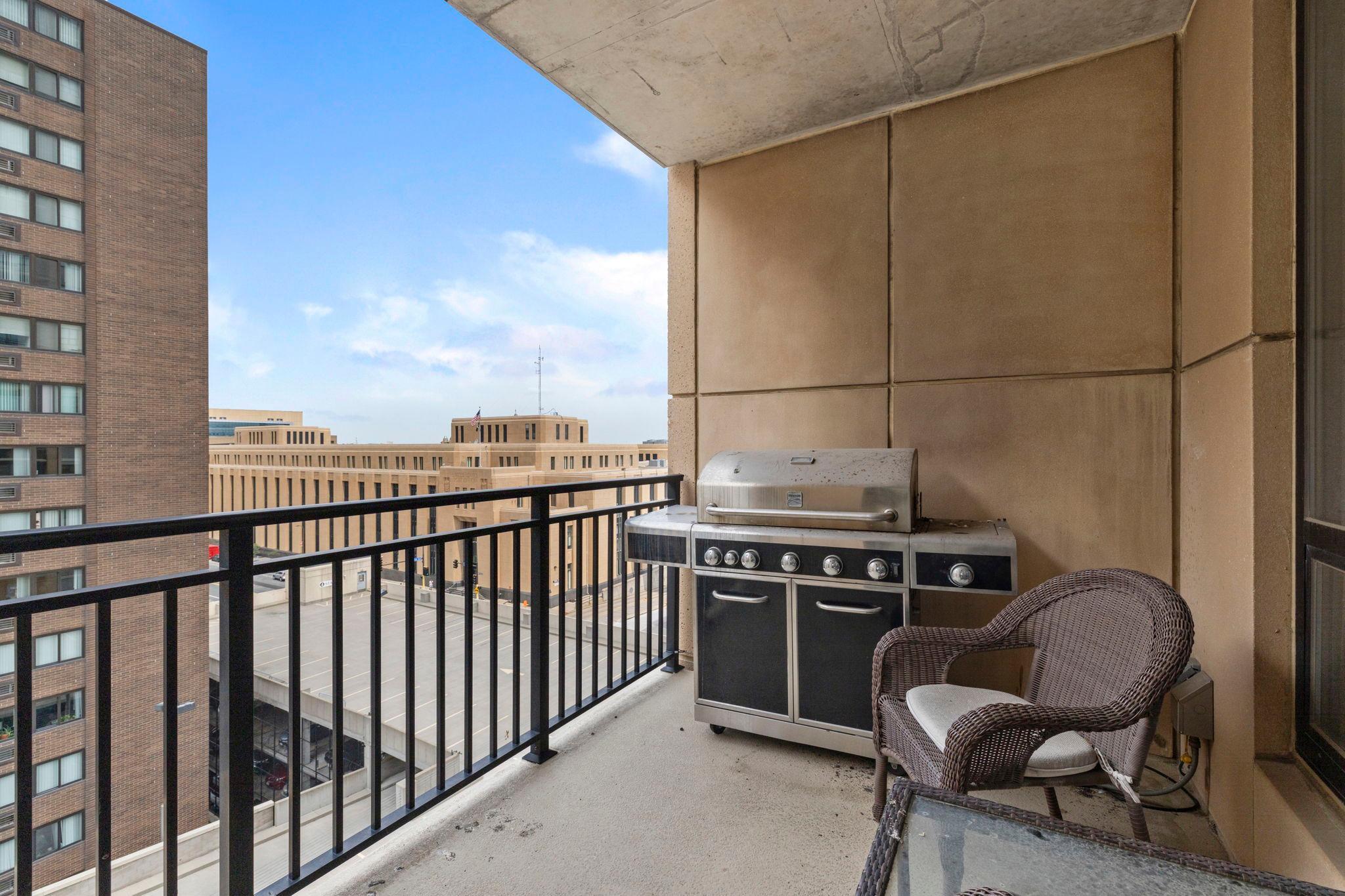 47-web-or-mls-100 3rd Ave S 705-113.jpg