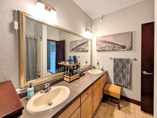 Double-vanity with plenty of storage space