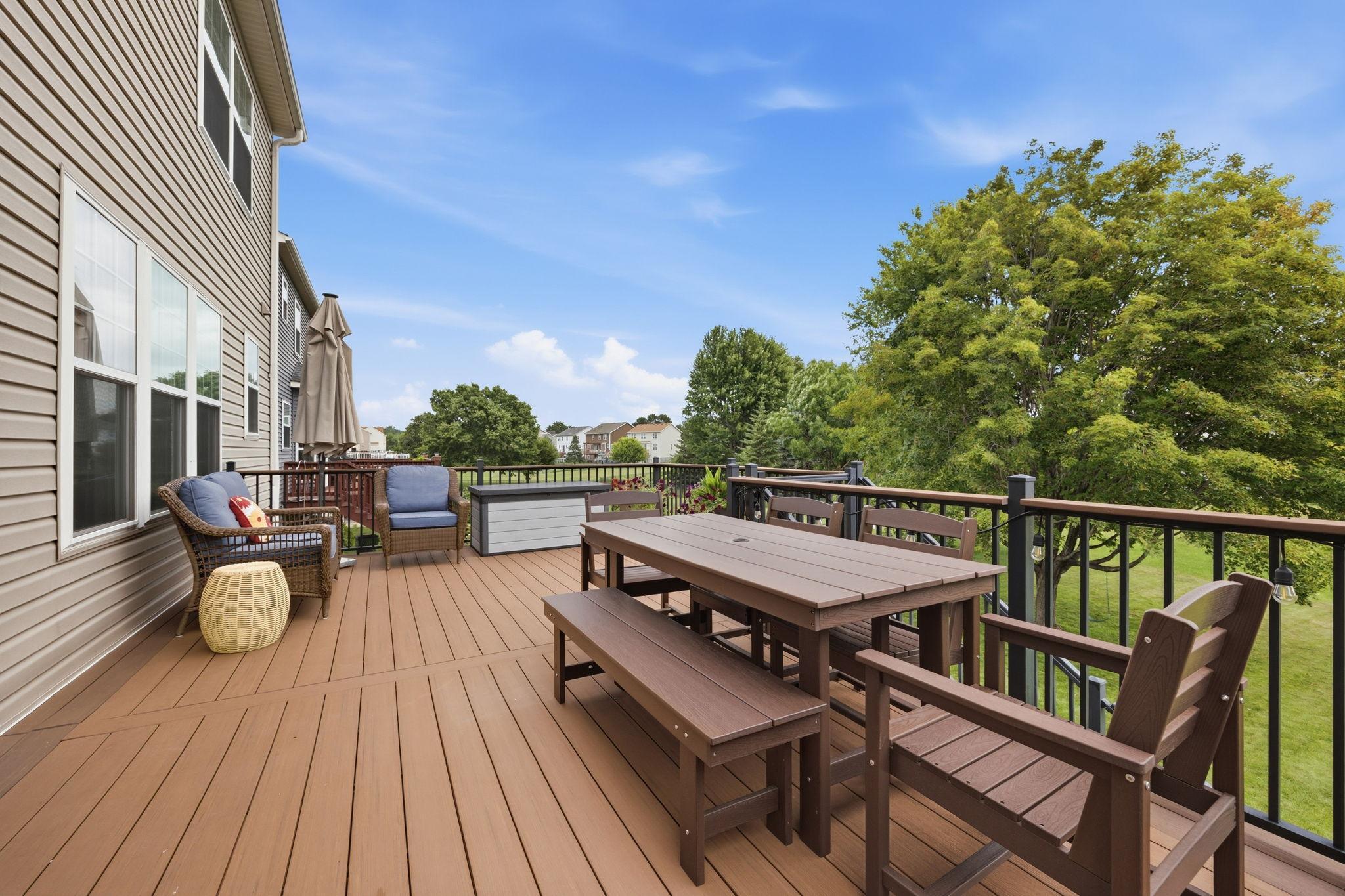 Huge maintenance free deck w/ stairs