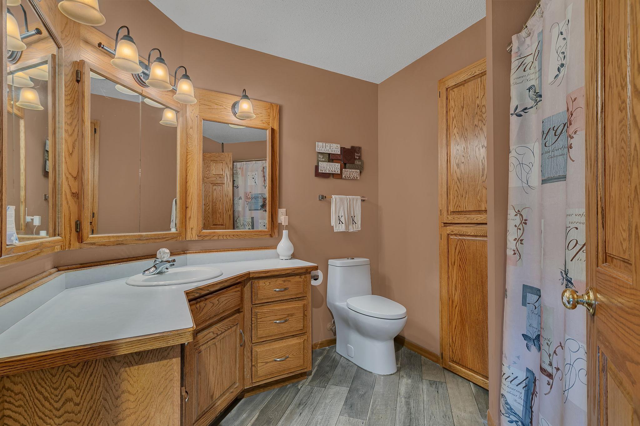 Upper full bathroom w/storage