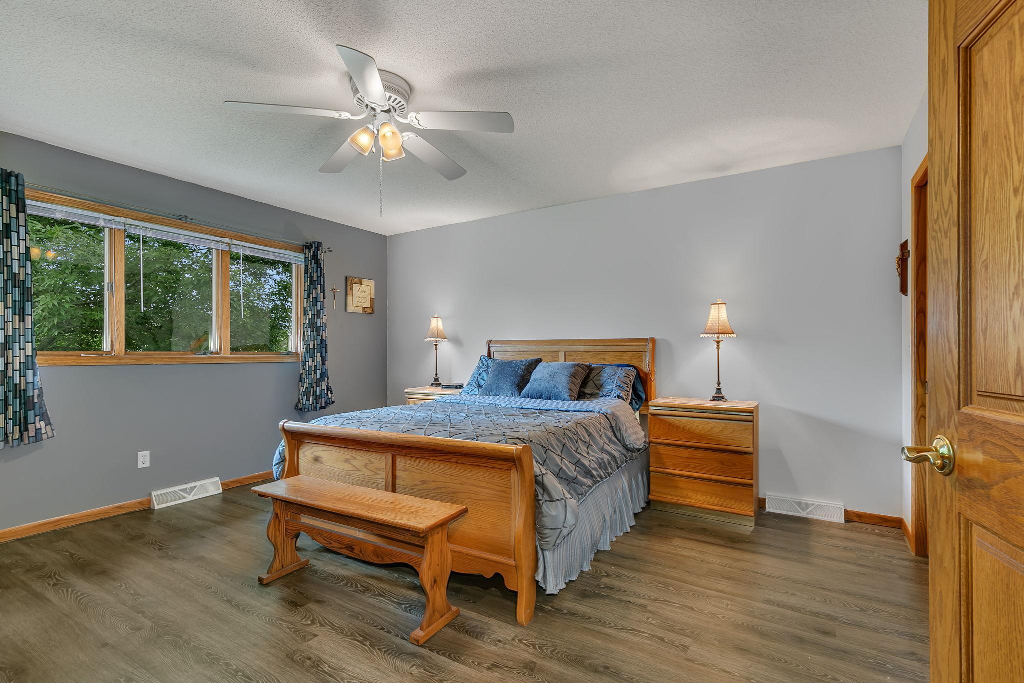 Oversized bedroom w/walk in closet