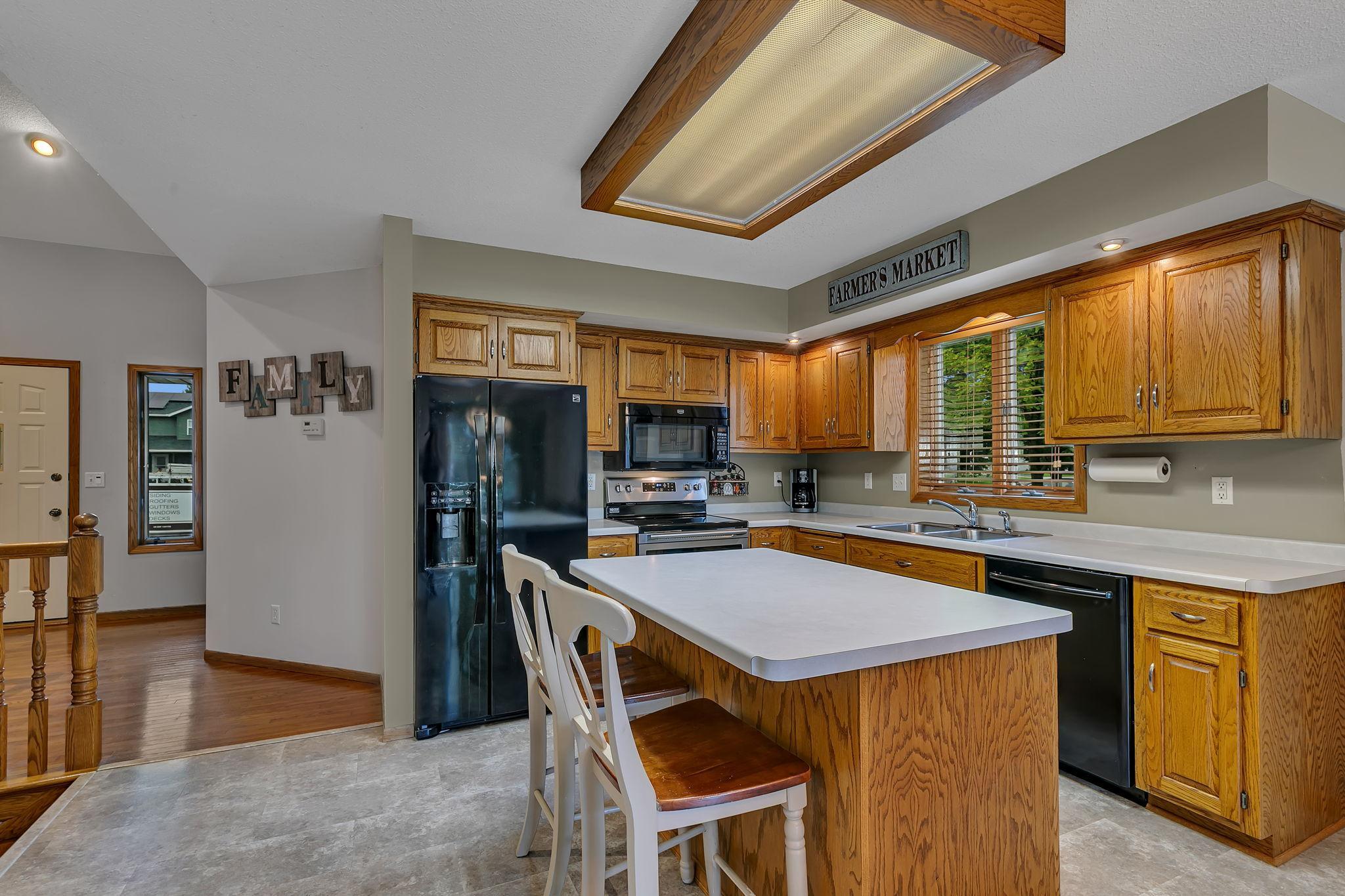 Ctr island w/pull out drawers