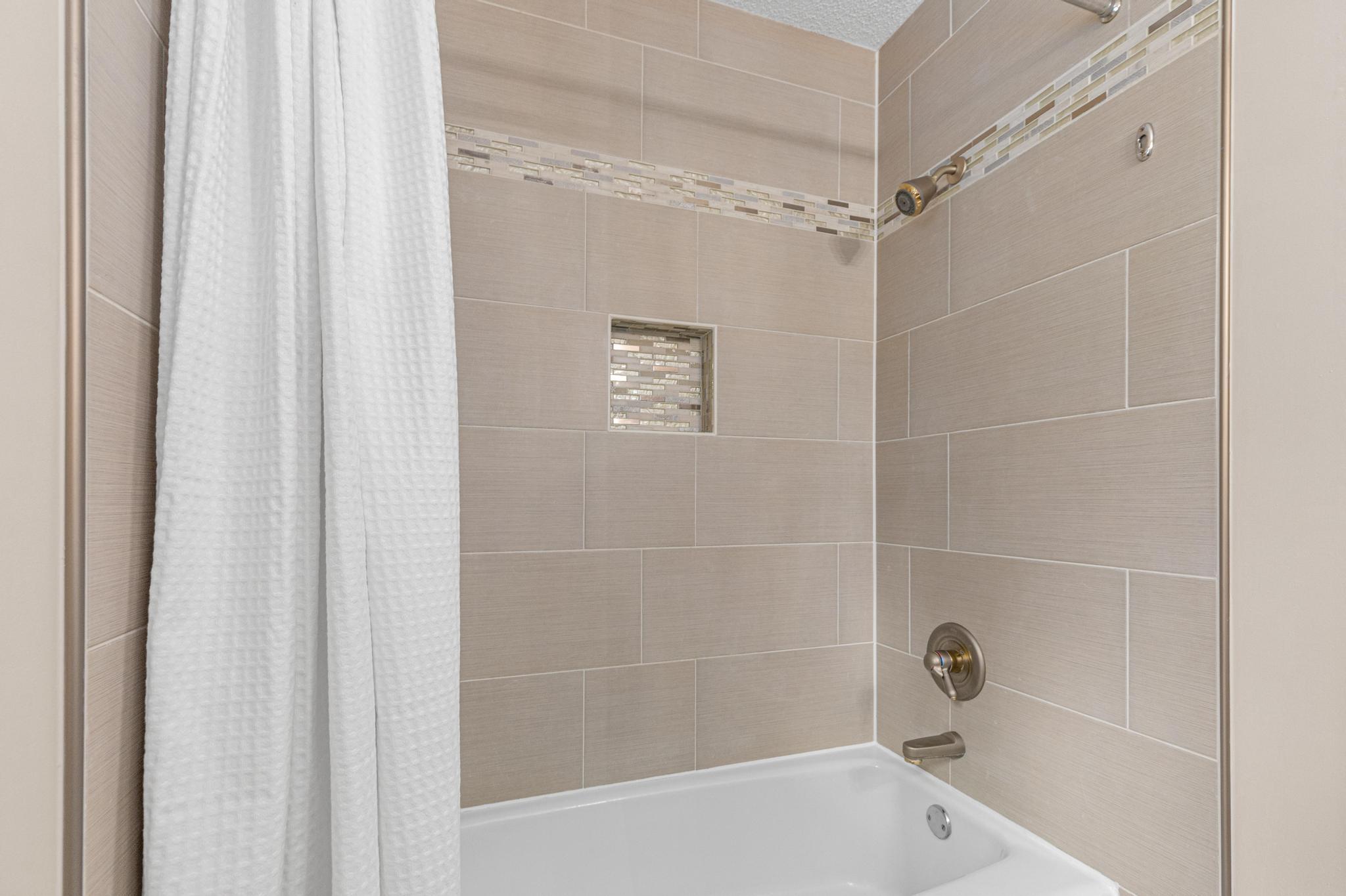 Updated bathtub with tiled niche