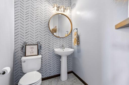 Main level 1/2 bath
