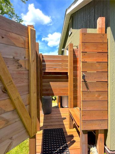 Thoughtfully designed for lake living, the private outdoor rinse area is perfect for rinsing off after swimming, fishing, or enjoying the outdoors before returning indoors.
