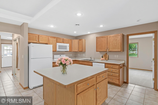 225-Helen-St-6 - Kitchen - Standard - 5.jpg