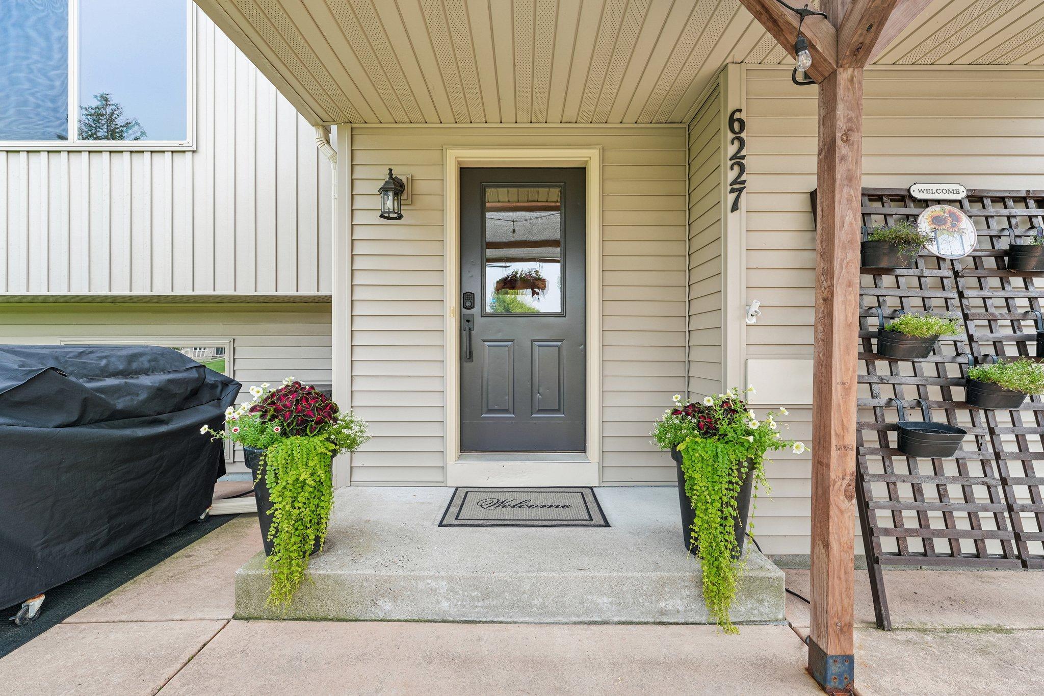 4-web-or-mls-209th St N-S1707-004.jpg