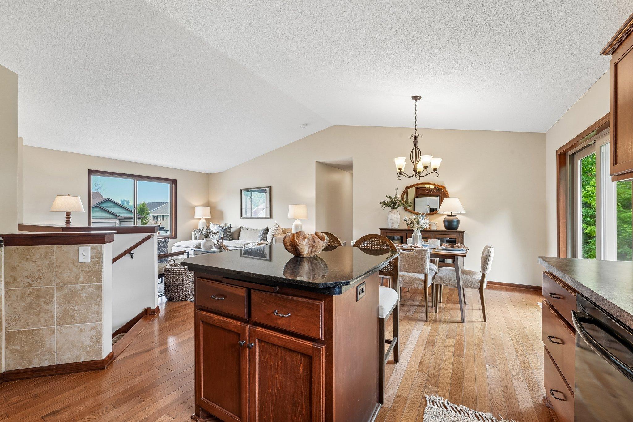 21-web-or-mls-209th St N-S1707-021.jpg