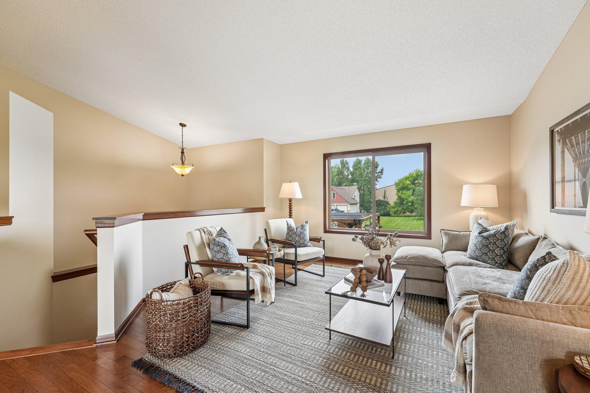 10-web-or-mls-209th St N-S1707-010.jpg