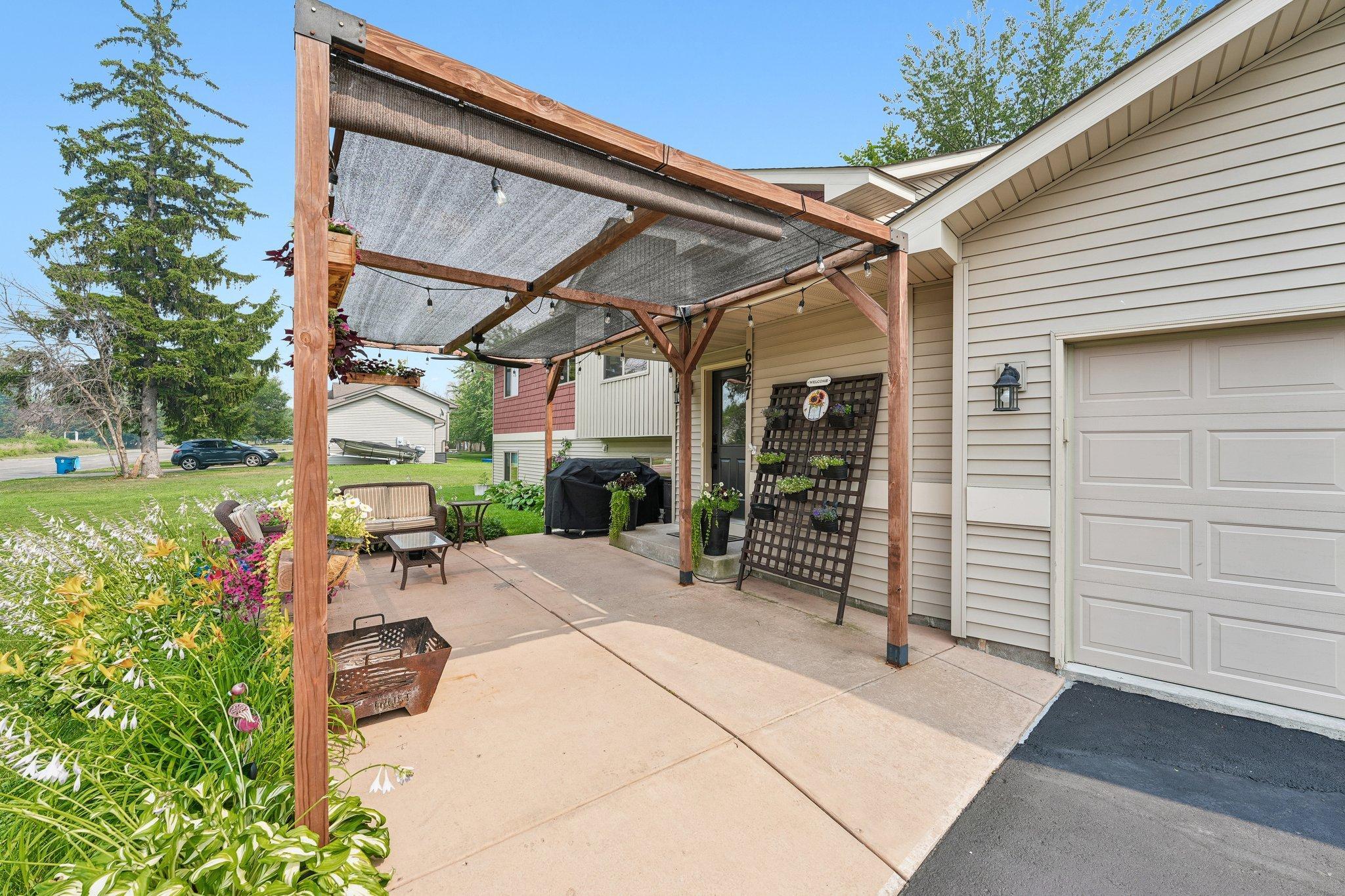 2-web-or-mls-209th St N-S1707-002.jpg