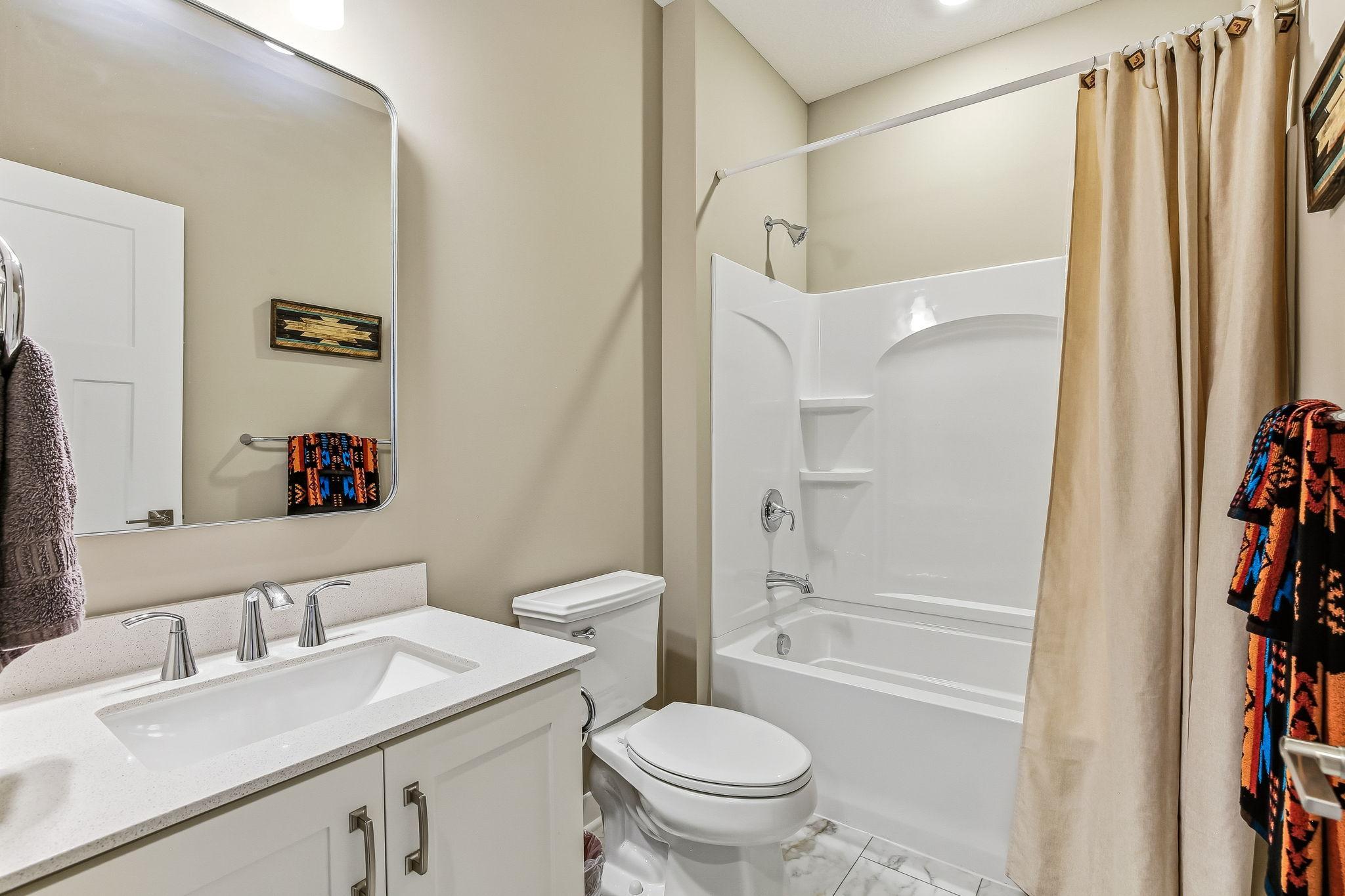 31-web-or-mls-11402-Kings-Ct-10.jpg
