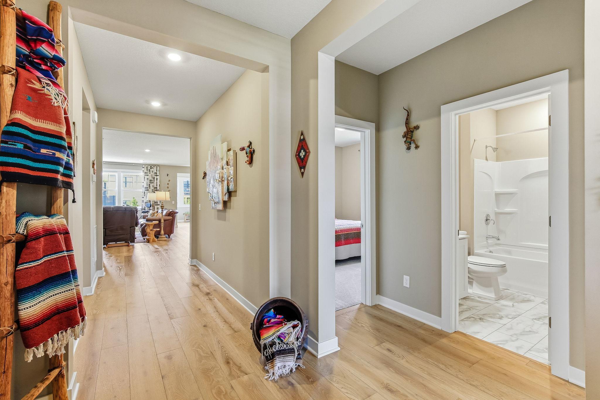28-web-or-mls-11402-Kings-Ct-06.jpg
