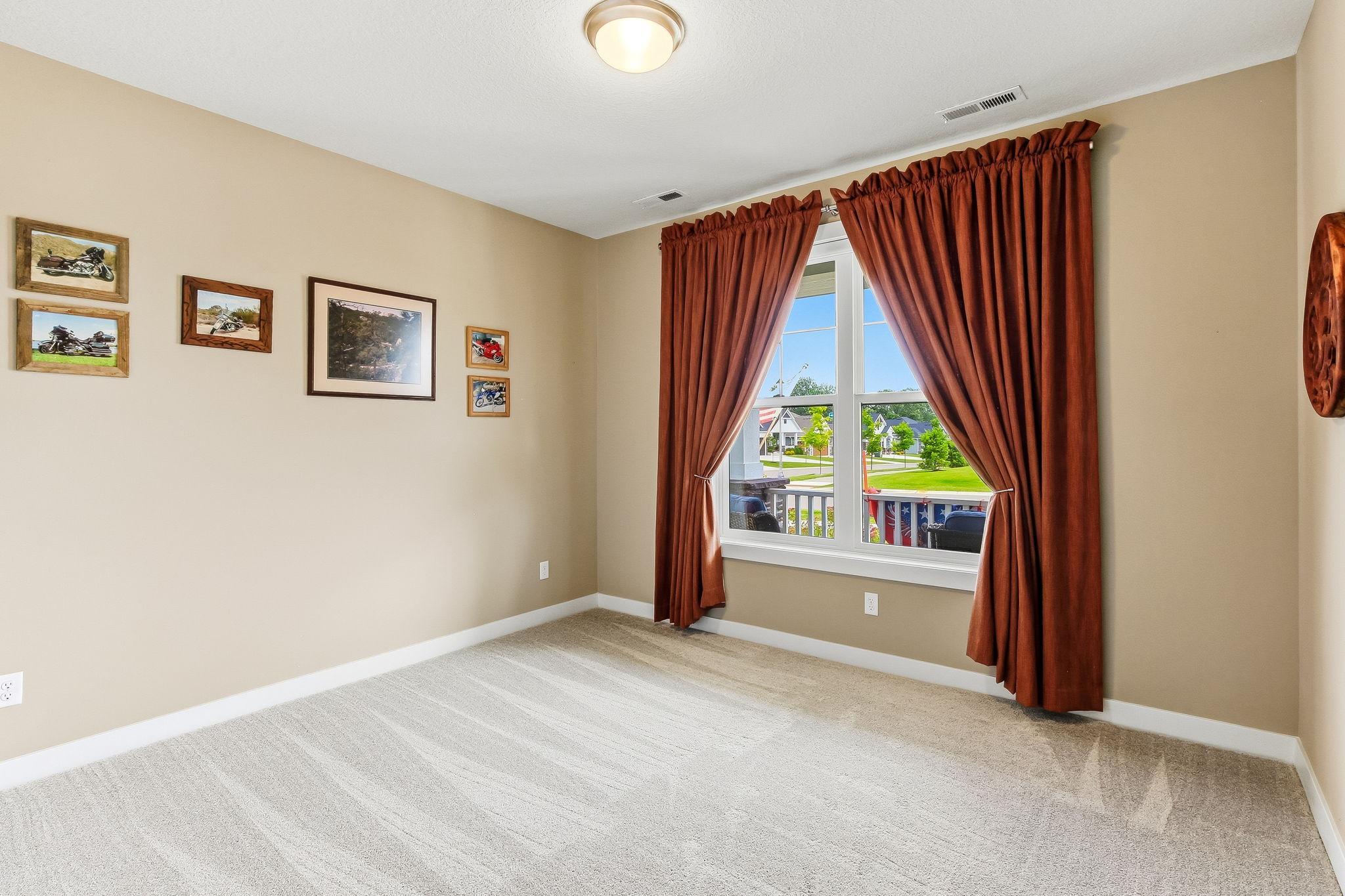 29-web-or-mls-11402-Kings-Ct-08.jpg