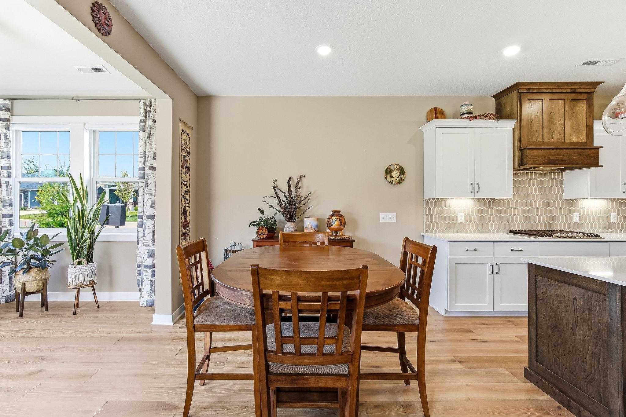 16-web-or-mls-11402-Kings-Ct-25.jpg