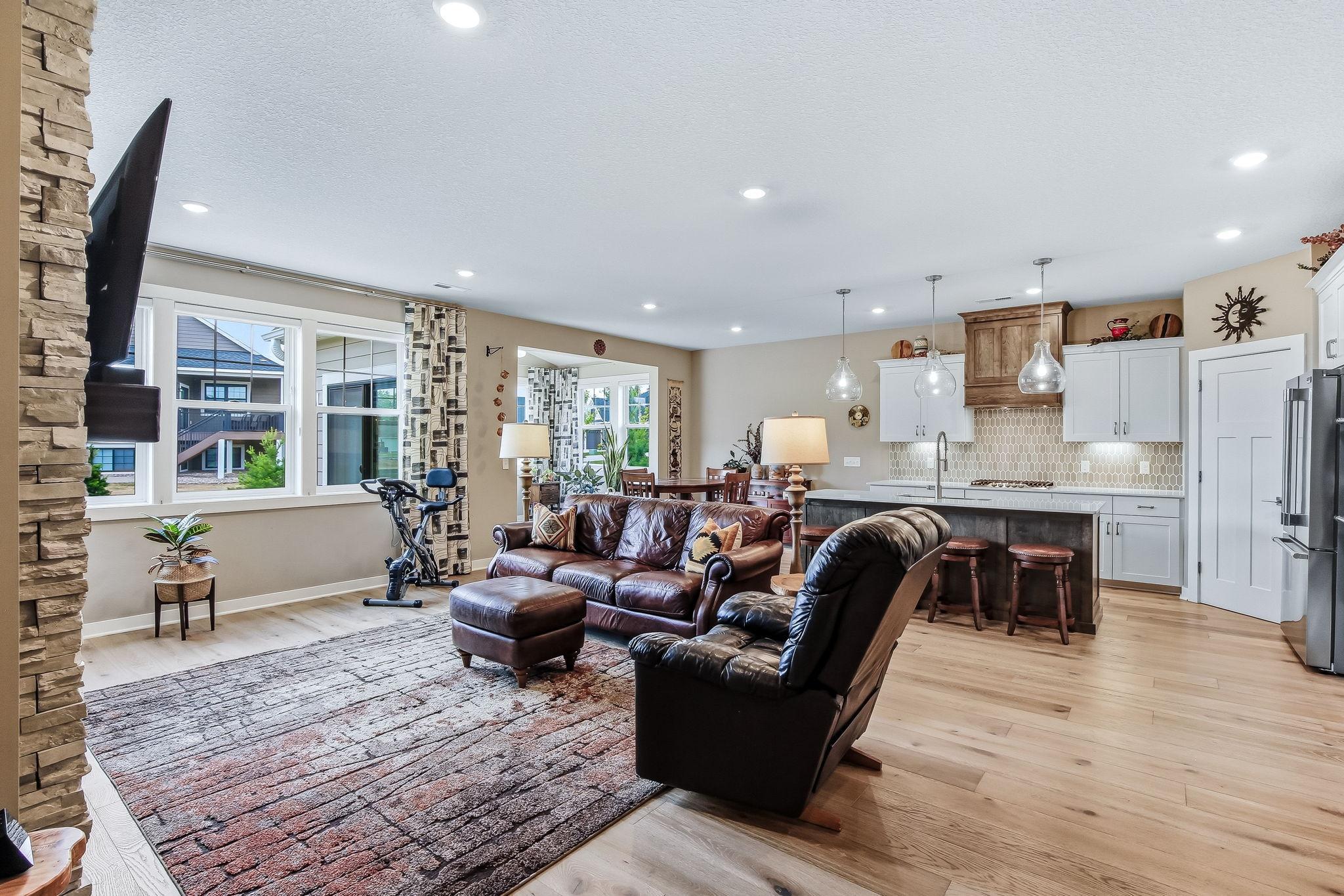 8-web-or-mls-11402-Kings-Ct-17.jpg