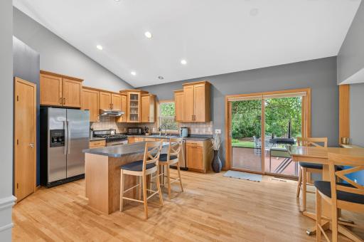 Kitchen & Back Deck Door Perfect for Grilling / Entertaining!