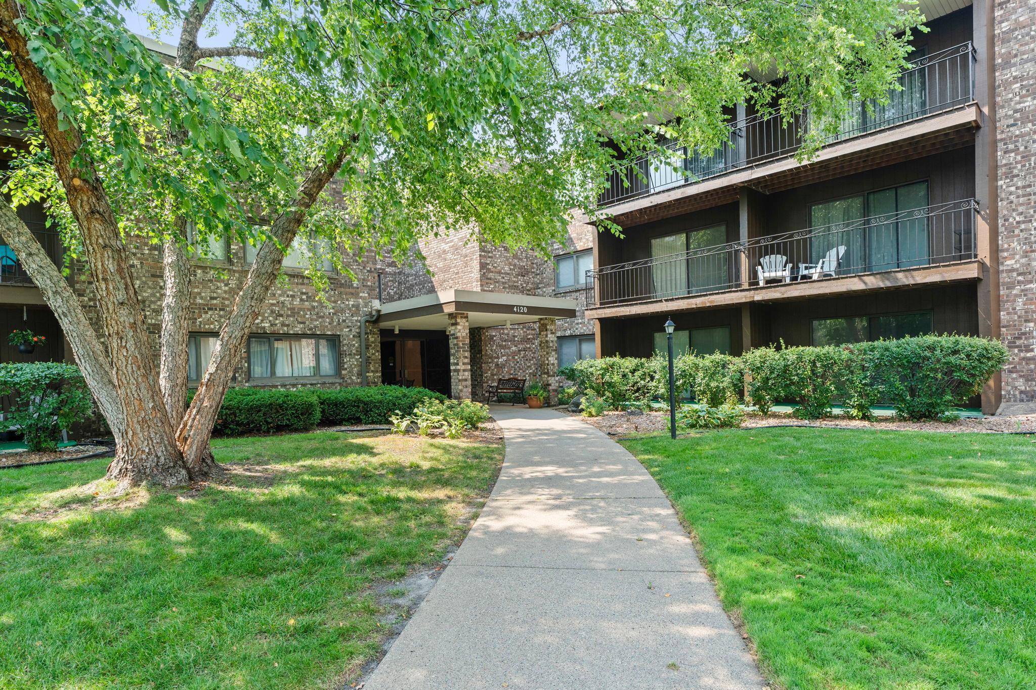 5-web-or-mls-4120 Parklawn Ave 231-18.jpg