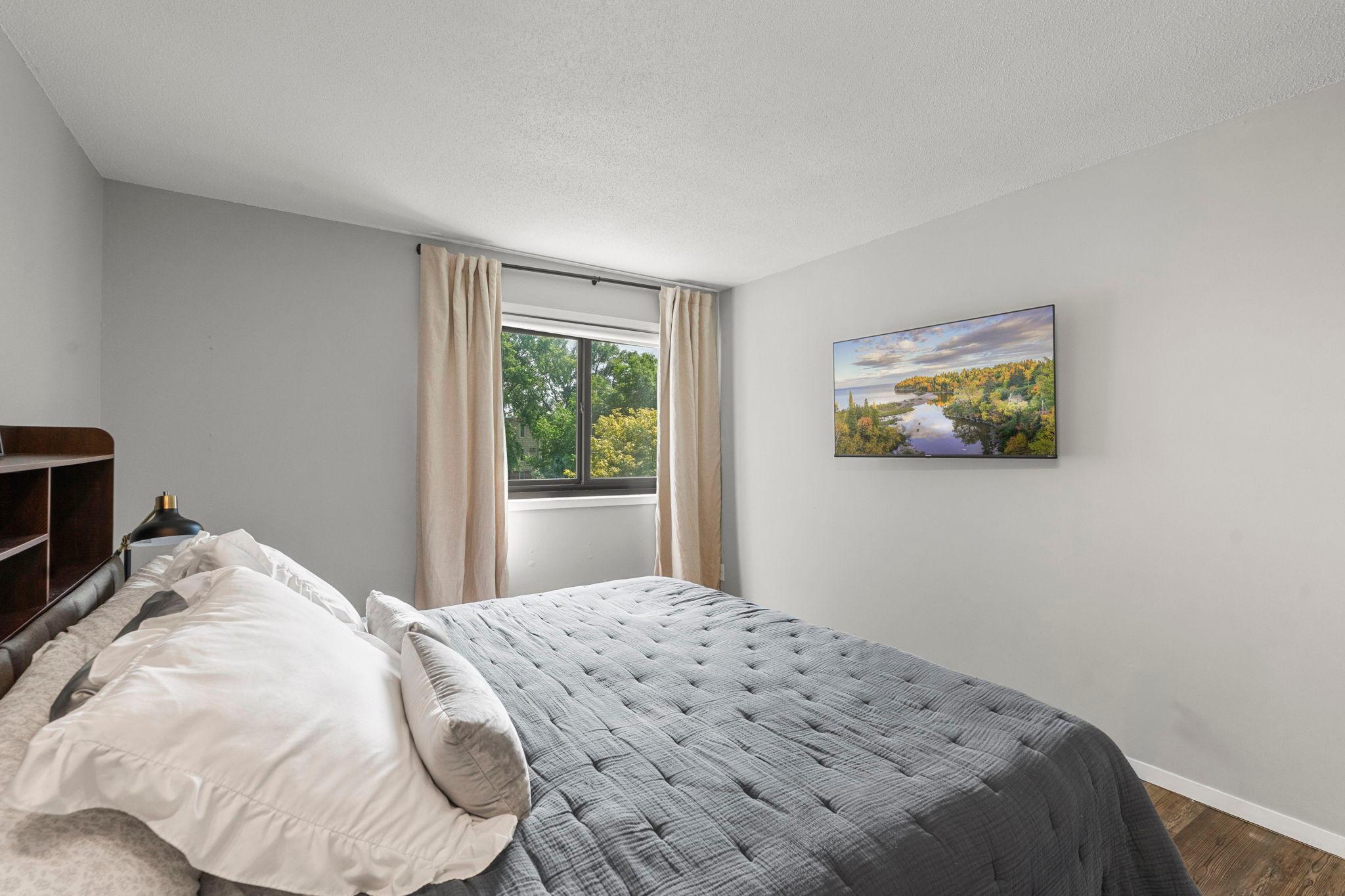 31-web-or-mls-4120 Parklawn Ave 231-188.jpg